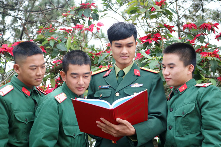 Thượng úy Trần Viết Sung luôn phấn đấu, cố gắng cùng đồng đội hoàn thành tốt nhiệm vụ. Ảnh: T.Hiền