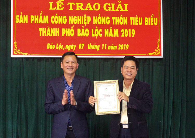 Ông Đoàn Kim Đình - Phó Chủ tịch UBND TP Bảo Lộc trao giải Nhất cho Công ty CP Lụa Bảo Lộc