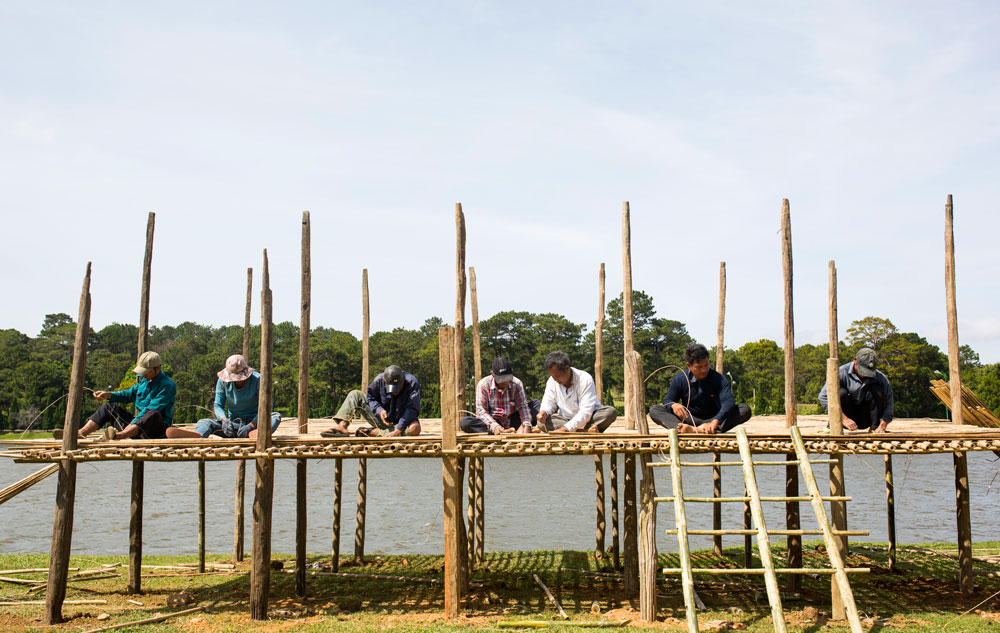 Ngôi nhà dài truyền thống của người Mạ đang được dựng lại bên bờ hồ Xuân Hương chuẩn bị cho không gian Mạ, K’Ho, Chu Ru trong Festival Hoa 2019. Ảnh: T.Vân