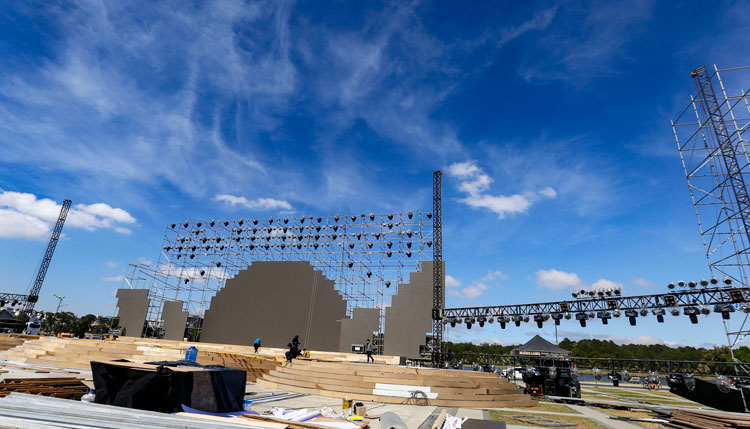 Sân khấu chính cho đêm khai mạc Festival Hoa Đà Lạt năm 2019 đang được công nhân khẩn trương thực hiện. Như các lần khai mạc Festival Hoa trước, khán đài của Quảng trường Lâm Viên với sức chứa tối đa 15.000 chỗ ngồi dự kiến sẽ không còn chỗ trống
