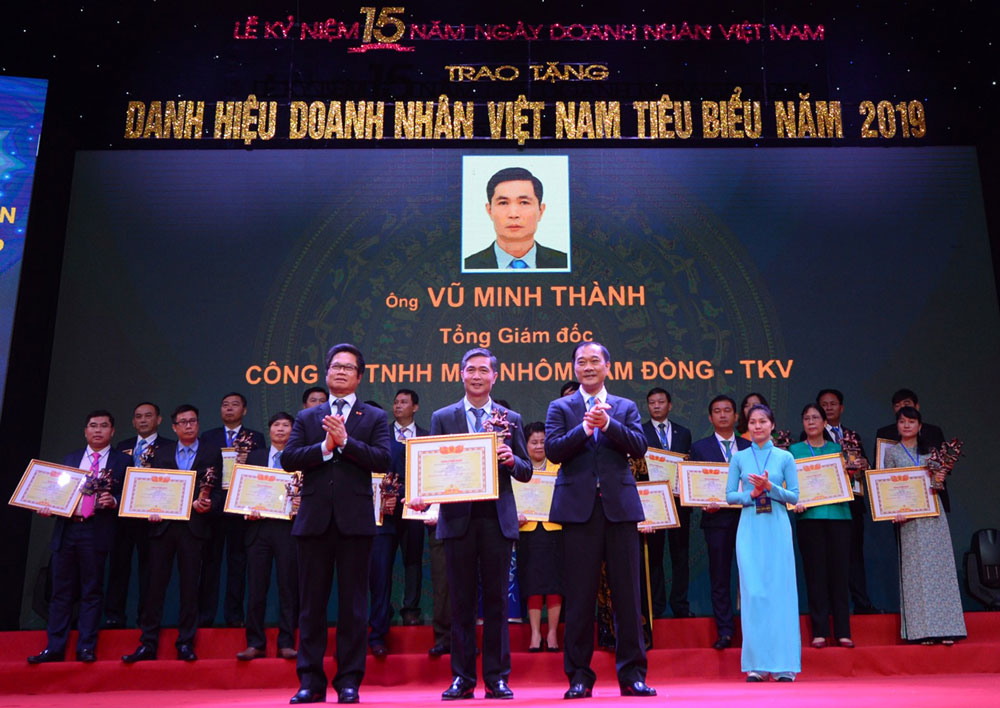 Ông Vũ Minh Thành - Tổng Giám đốc Công ty TNHH MTV Nhôm Lâm Đồng (giữa) nhận danh hiệu Doanh nhân Việt Nam tiêu biểu năm 2019 của VIASEE. Ảnh: Đ.Anh