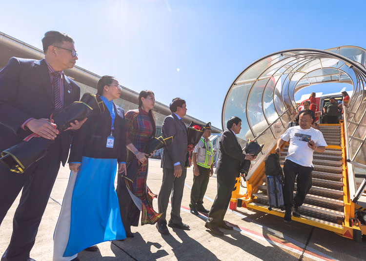 Lãnh đạo thành phố Đà Lạt, Sở Giao thông Vận tải, Sở Văn hoá Thể thao và Du lịch cùng đại diện Hãng AirAsia đón những vị khách đầu tiên bay chuyến bay thẳng đến Đà Lạt.