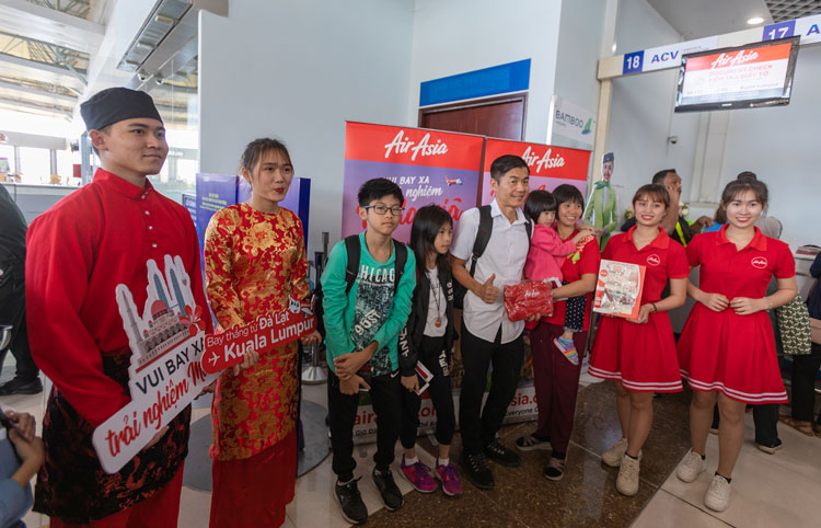 Tặng quà cho những vị khách đầu tiên đi chuyến bay Đà Lạt – Kuala Lumpur