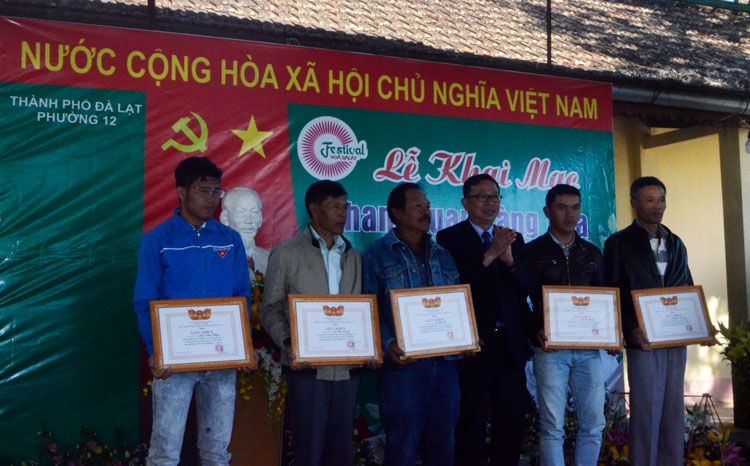 Ông Võ Ngọc Trình – Phó Chủ tịch UBND thành phố Đà Lạt tặng giấy khen cho các hộ gia đình có đóng góp tích cực xây dựng làng hoa Thái Phiên