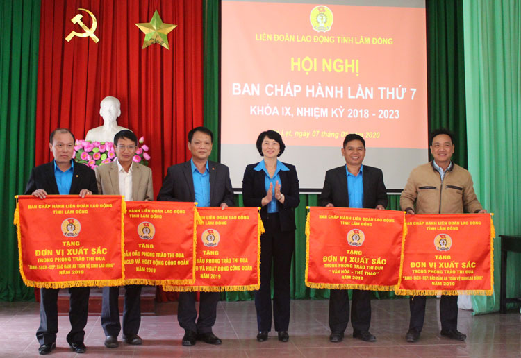 Đồng chí Phạm Thị Phúc – Tỉnh ủy viên, Chủ tịch LĐLĐ tỉnh, trao cờ cho các đơn vị dẫn đầu xuất sắc