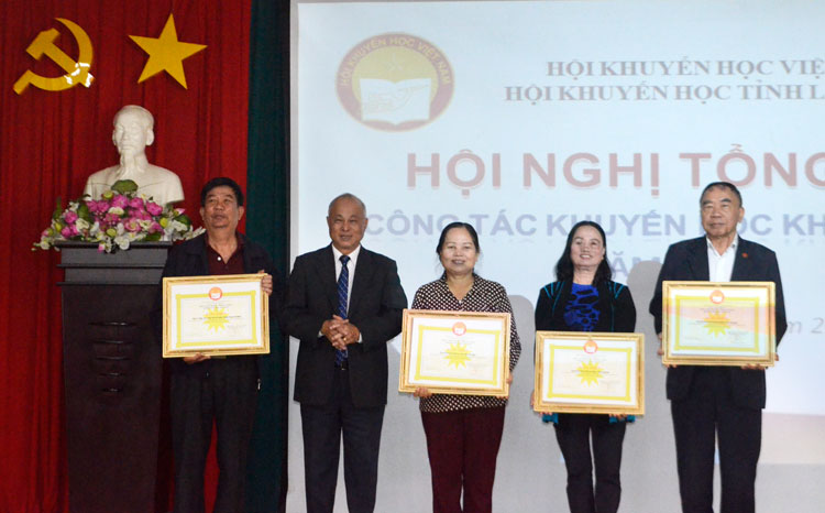 Trao bằng khen của Trung ương Hội Khuyến học Việt Nam cho các cá nhân xuất sắc