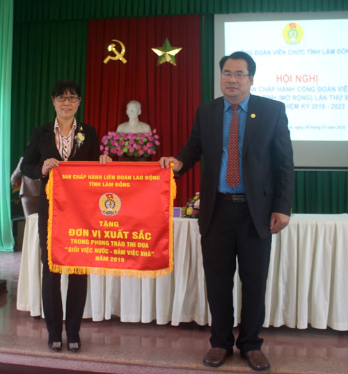 Công Đoàn cơ sở Kho bạc Nhà nước vinh dự nhận cờ chuyên đề của LĐLĐ tỉnh vì có nhiều hoạt động xuất sắc năm 201