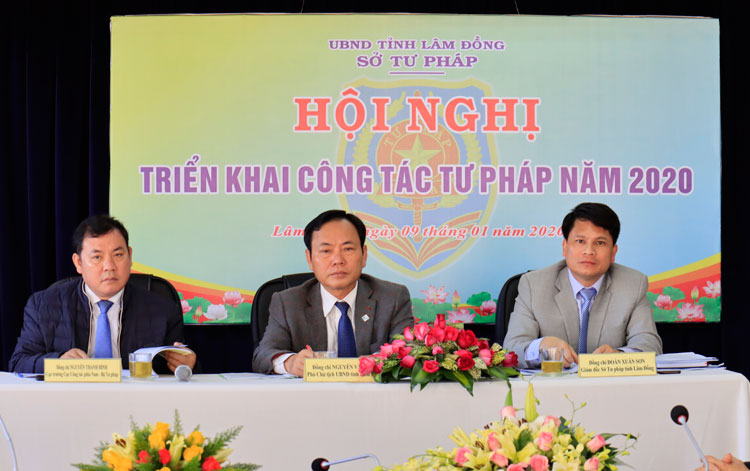 Đại diện Bộ Tư pháp, lãnh đạo tỉnh và lãnh đạo Sở Tư pháp tỉnh Lâm Đồng chủ trì Hội nghị