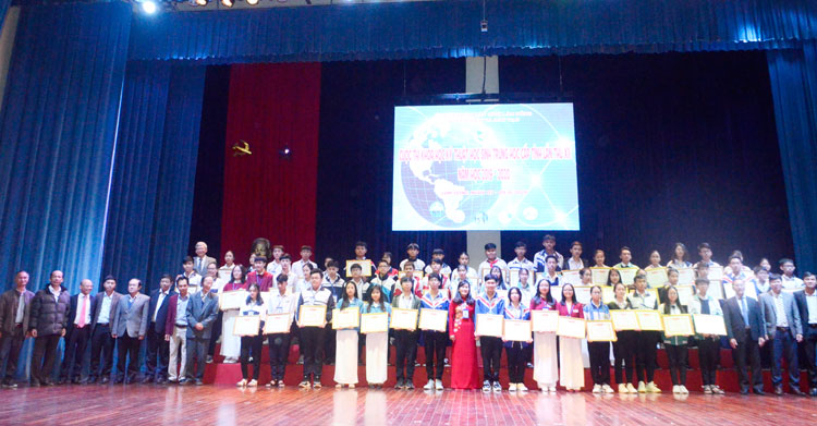 Ban Tổ chức, Ban Giám khảo cùng các học sinh có đề tài đạt giải tại cuộc thi khoa học kỹ thuật học sinh trung học tỉnh Lâm Đồng năm học 2019 – 2020