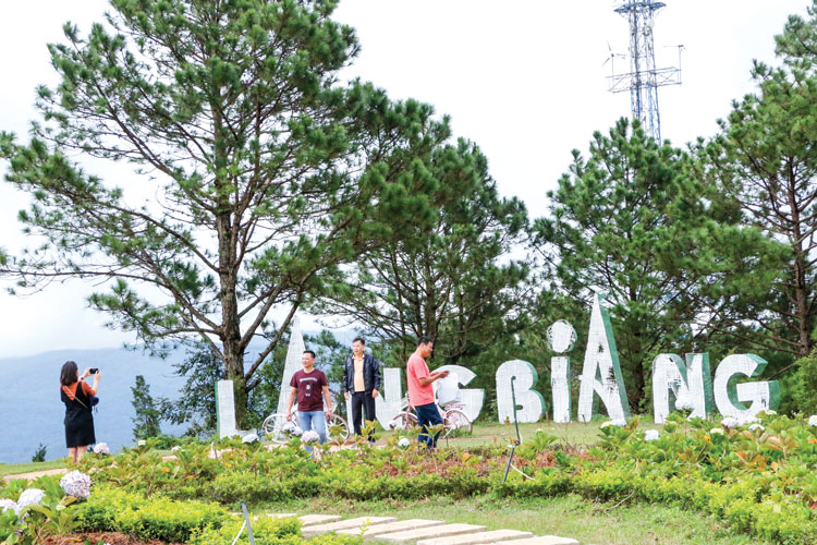 Du khách chụp ảnh lưu niệm trên đỉnh LangBiang