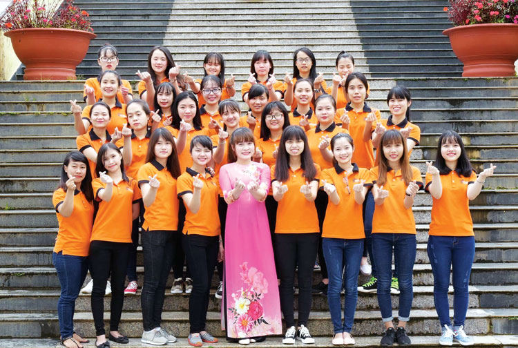 Nữ giảng viên trẻ Đỗ Thị Phương với sinh viên Khoa Điều dưỡng - khoa được đi thực tập tại Nhật Bản hoàn toàn miễn phí