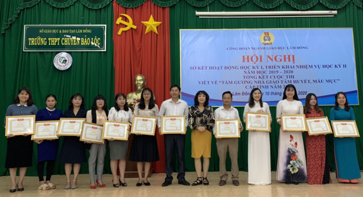 Bà Trần Thị Kim Ngân – Phó Chủ tịch Công đoàn ngành trao giấy khen cho các đơn vị có thành tích tốt trong quá trình triển khai cuộc thi
