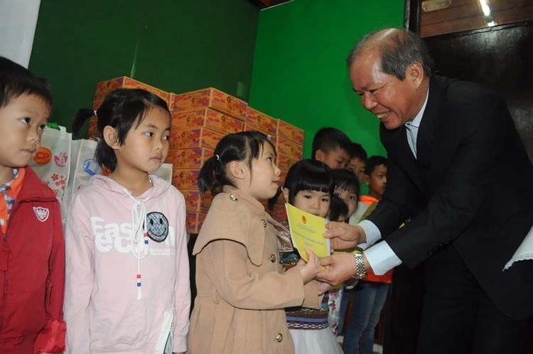 Đồng chí Nguyễn Xuân Tiến trao quà cho các em nhỏ tại Làng trẻ em SOS Đà Lạt