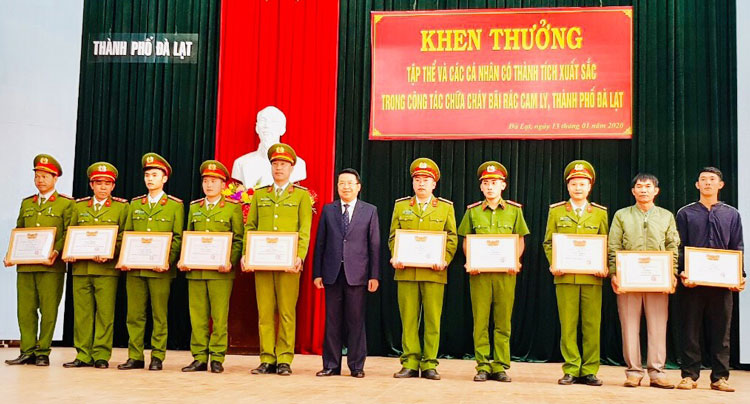 Các tập thể, cá nhân được Chủ tịch UBND thành phố Đà Lạt khen thưởng vì có thành tích trong công tác chữa cháy bãi rác Cam Ly vào cuối tháng 12/2019