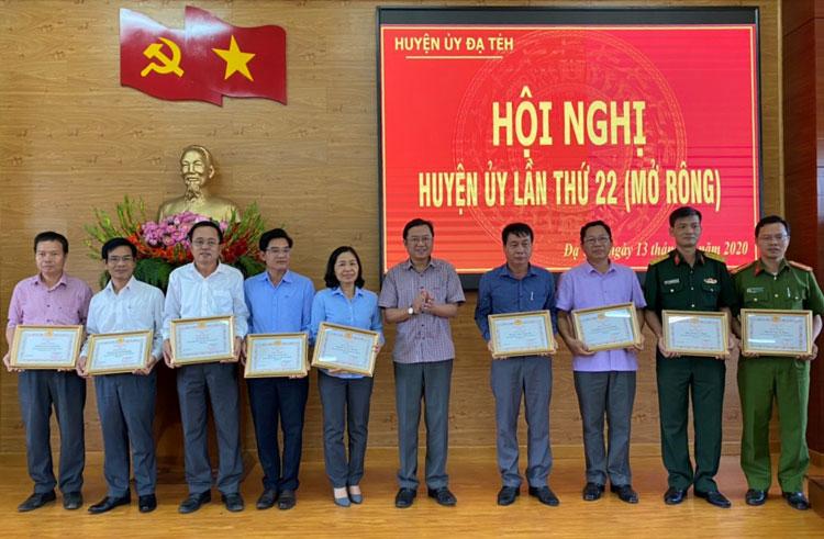 Đồng chí Tôn Thiện Đồng – Bí thư Huyện ủy Đạ Tẻh trao giấy khen cho các đảng bộ, chi bộ hoàn thành xuất sắc nhiệm vụ