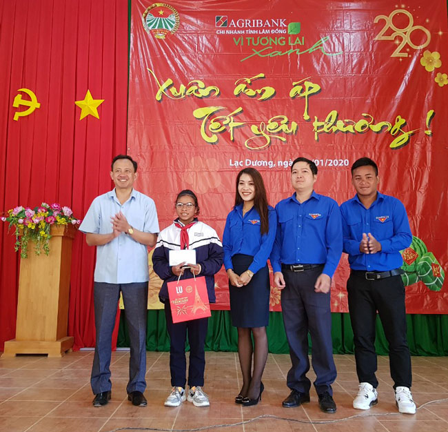 Lãnh đạo và Đoàn Thanh niên Hội Nông dân tỉnh Lâm Đồng trao quà tết cho em Ka Thủy