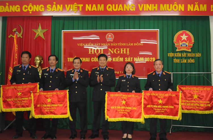 Tặng Cờ thi đua dẫn đầu Khối thi đua ngành kiểm sát năm 2019 cho các tập thể thuộc Viện KSND tỉnh Lâm Đồng