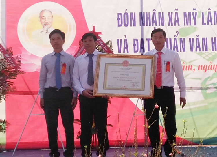 Lãnh đạo Văn phòng điều phối Nông thôn mới tỉnh Lâm Đồng trao Quyết định công nhận xã đạt chuẩn nông thôn mới cho xã Mỹ Lâm