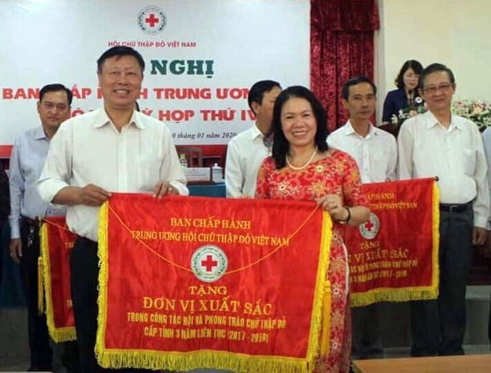 Hội Chữ thập đỏ tỉnh Lâm Đồng nhận cờ đơn vị xuất sắc 3 năm liền của Trung ương Hội