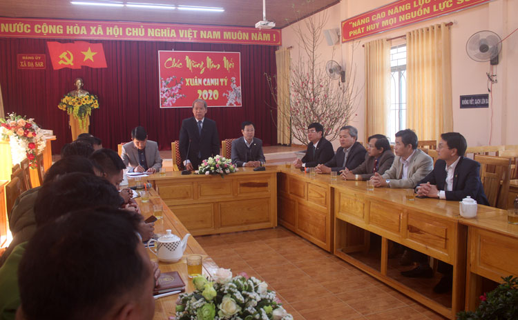 Bí thư Tỉnh ủy và đoàn lãnh đạo thành phố Đà Lạt tặng quà chúc tết Đảng bộ và Nhân dân xã Xuân Trường nhân dịp tết Canh tý 2020