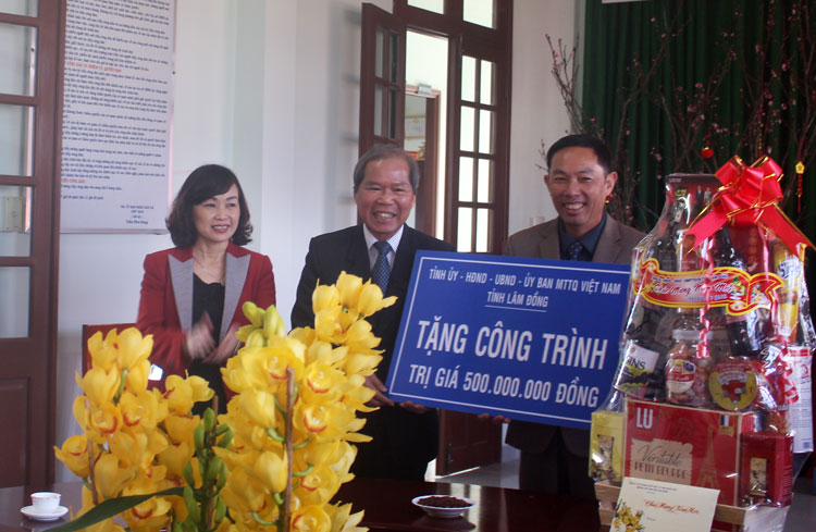 Bí thư Tỉnh ủy Nguyễn Xuân Tiến thay mặt Tỉnh ủy - HĐND - UBND - UBMTTQ tỉnh tặng 500 triệu xây dựng công trình cho xã Xuân Trường