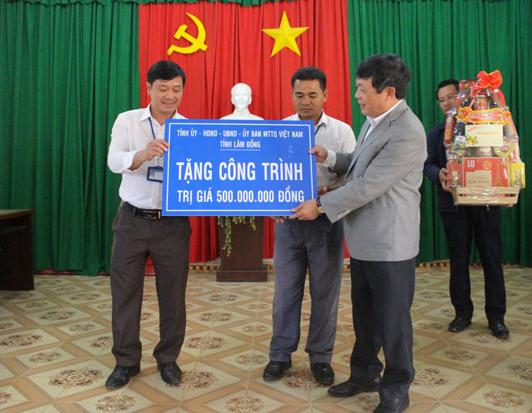Đồng chí Đoàn Văn Việt trao quà và công trình cho xã Đinh Trang Hòa