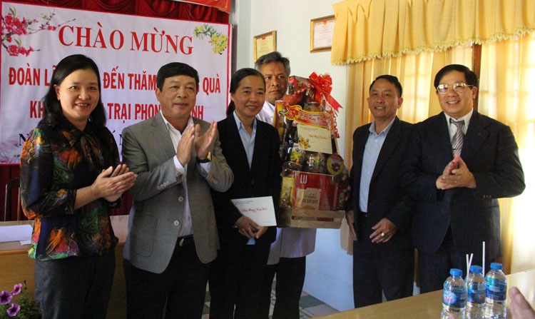 Đồng chí Đoàn Văn Việt trao quà cho ban quản lý Khu điều trị phong Di Linh