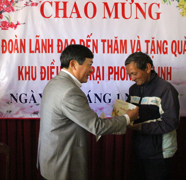 Đồng chí Đoàn Văn Việt tặng quà cho bệnh nhân có hoàn cảnh khó khăn của Khu điều trị phong Di Linh
