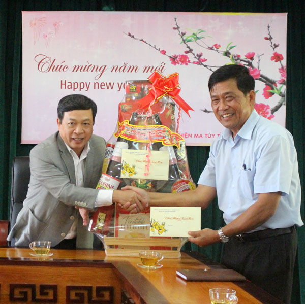 Đồng chí Đoàn Văn Việt trao quà cho cơ sở cai nghiện ma túy Lâm Đồng