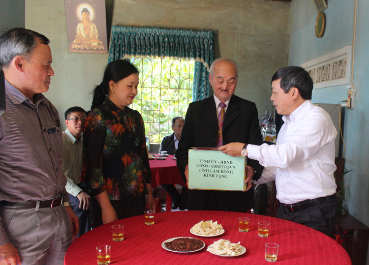 Đồng chí Đoàn Văn Việt trao quà cho gia đình anh Nguyễn Văn Hoàng - Phó Thuyền trưởng tàu 739, Hải đoàn 129