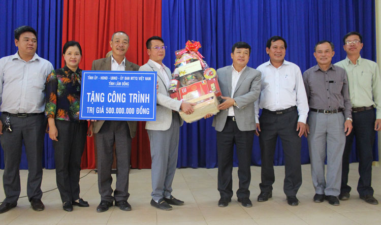 Đồng chí Đoàn Văn Việt trao quà và công trình 500 triệu đồng lãnh đạo xã Hiệp An