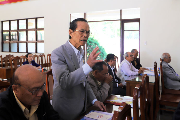 Ông Mai Văn Sự - nguyên Trưởng Công an Thị xã Bảo Lộc đóng góp ý kiến tại buổi gặp mặt