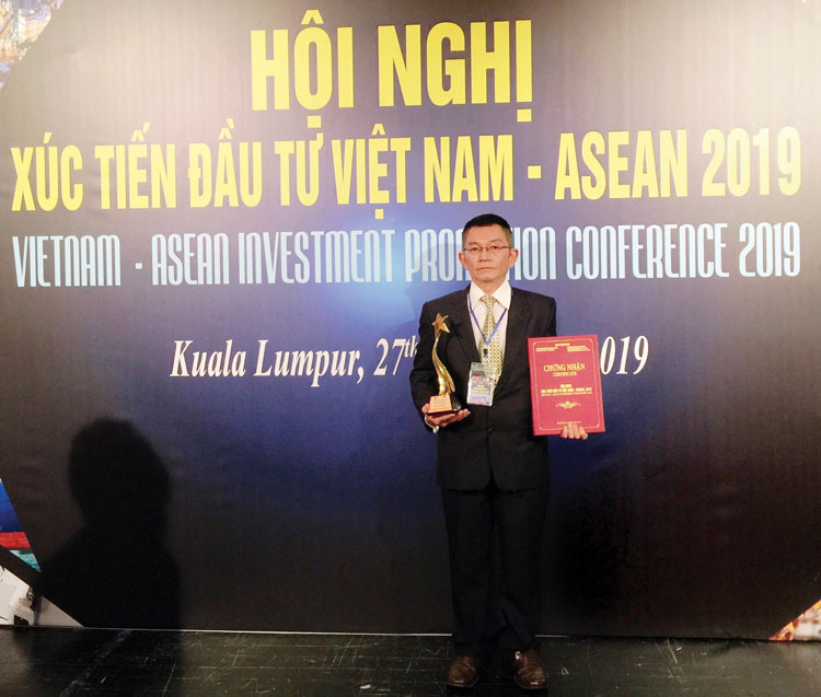 Giám đốc Công ty Cổ phần THA VON Đà Lạt Trần Hữu Dũng trên bục tôn vinh “Top 10 thương hiệu Sản phẩm dịch vụ Vàng ASEAN năm 2019”