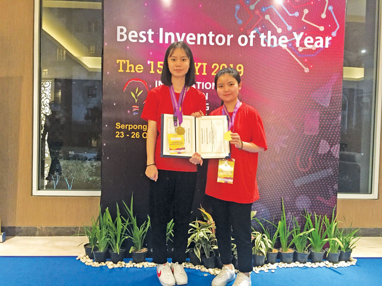 Hai em Lê Nguyễn Hoàng Ngân (bên phải) và Phan Lê Thảo Phương xuất sắc nhận Huy chương Vàng tại Cuộc thi Triển lãm Quốc tế tại Indonesia. Ảnh do nhân vật cung cấp.