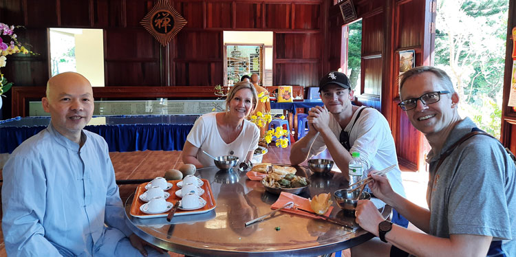 Gia đình ông Ron cùng Việt kiều Trang Trí Phương thưởng thức ẩm thực Tết Việt 