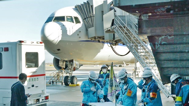 Đội ngũ y tế tại sân bay Haneda chờ đón du khách Nhật Bản trở về từ Vũ Hán