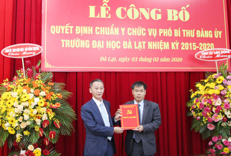 Phó Bí thư Tỉnh ủy Lâm Đồng Trần Văn Hiệp trao Quyết định chuẩn y Phó Bí thư Đảng ủy Trường Đại học Đà Lạt