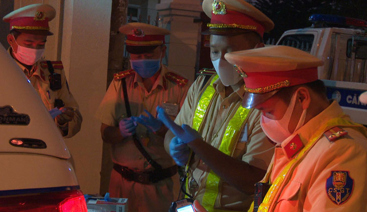 Lực lượng CSGT trang bị khẩu trang, bao tay y tế trước khi tiến hành đo nồng độ cồn tại thị trấn Liên Nghĩa (huyện Đức Trọng)