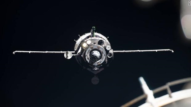 Tàu Soyuz MS-13 đưa 3 nhà du hành vũ trụ trở về Trái Đất an toàn