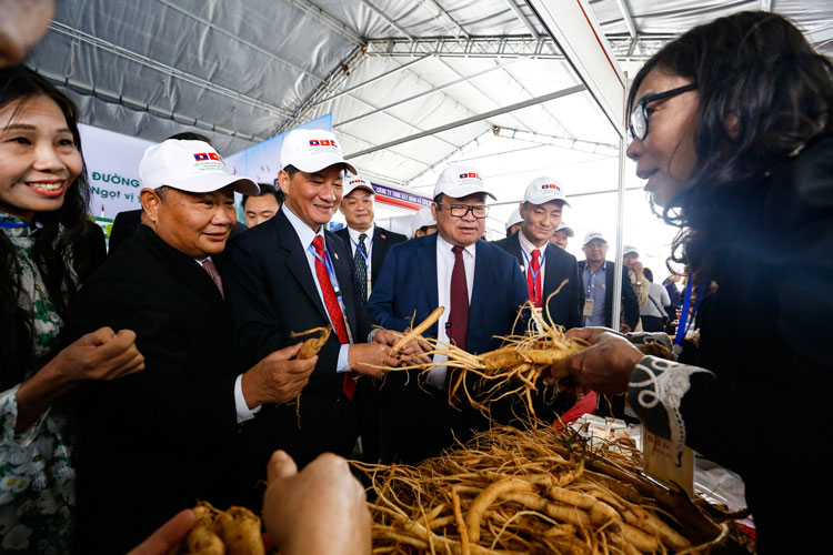 Đại diện Đoàn Campuchia, Lào và Việt Nam đi thăm các gian hàng tại hội chợ nông sản sạch được trưng bày tại Quảng trường Lâm Viên. Ảnh: Chính Thành