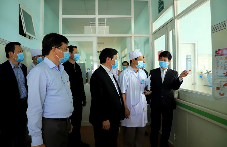 Đoàn công tác kiểm tra khu vực cách ly đặc biệt tại Bệnh viện II Lâm Đồng