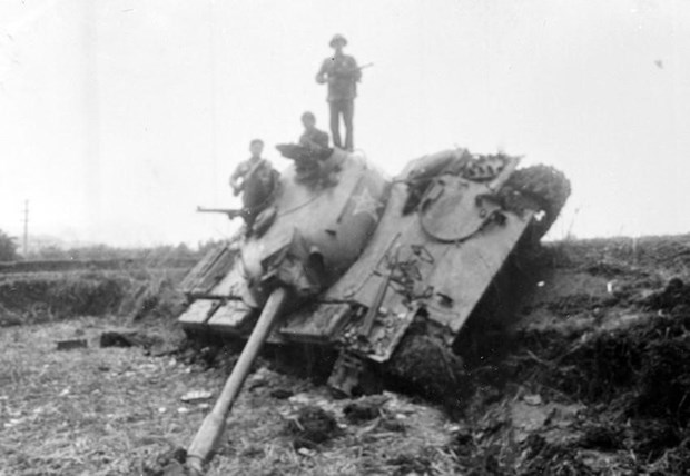Xe tăng của địch bị quân ta đánh gục ngay loạt đạn đầu tiên tại bản Sẩy, huyện Hòa An, tỉnh Cao Bằng