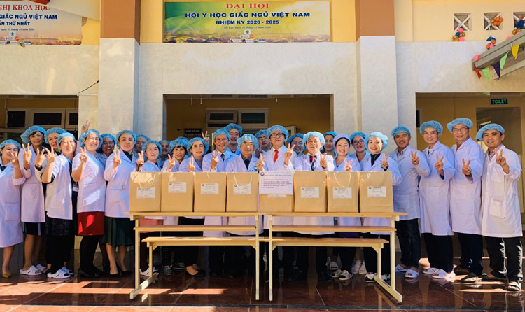 Cán bộ, giảng viên Trường CĐYT Lâm Đồng chuẩn bị hơn 1.000 khẩu trang handmade tặng các đồng nghiệp trong và ngoài tỉnh