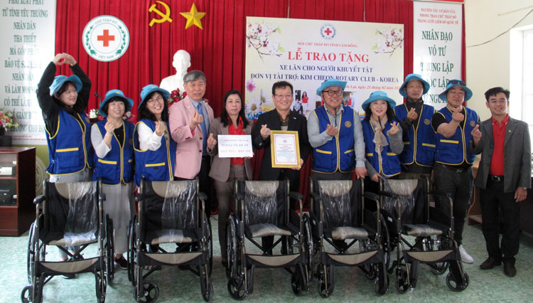 Tình nguyện viên Hàn Quốc trao tặng xe lăn cho người khuyết tật Lâm Đồng