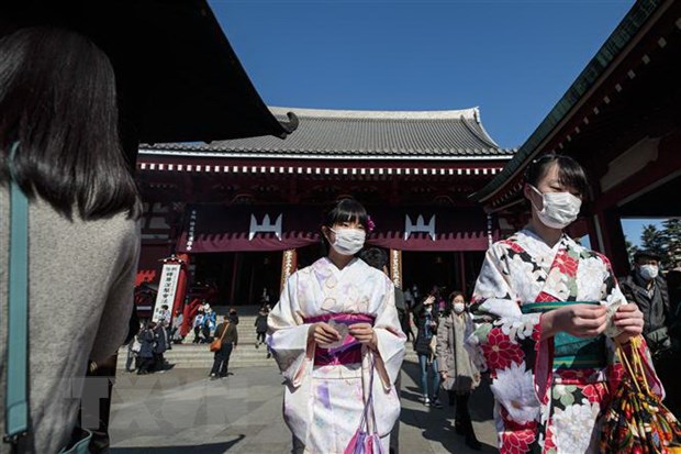 Người dân đeo khẩu trang để phòng tránh lây nhiễm COVID-19 tại Tokyo, Nhật Bản, ngày 3/2/2020