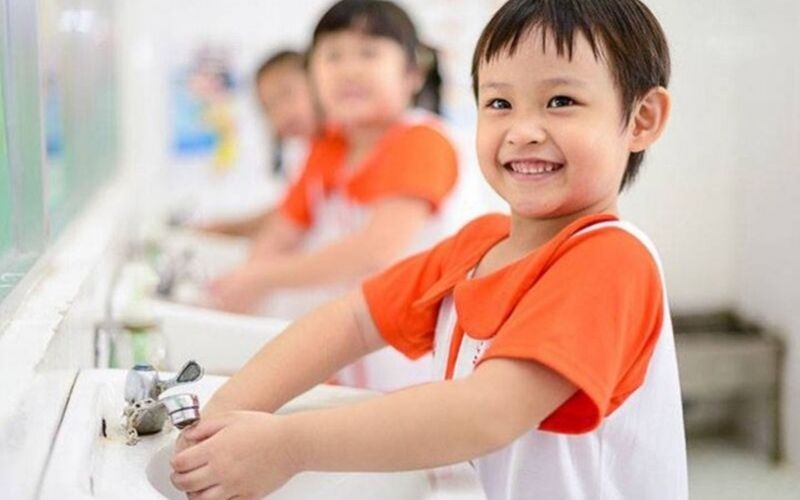 Hướng dãn trẻ cần rửa tay sạch bằng xà phòng dưới vòi nước