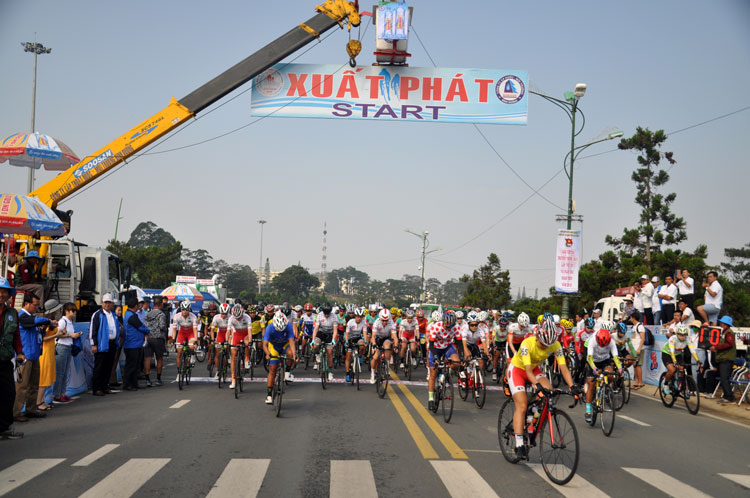 Các tay đua xuất phát trong chặng đua quanh hồ Xuân Hương trong giải đua xe đạp nữ quốc tế Bình Dương 2019 tại Đà Lạt