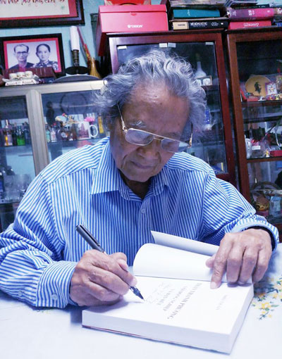 Nhà báo Trần Thanh Phương ký tặng quyển sách cuối cùng tại nhà
