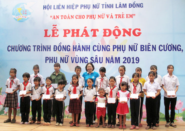 Bà Phạm Thị Mỹ Huyền - Chủ tịch Hội LHPN tỉnh trao học bổng cho trẻ em vùng sâu