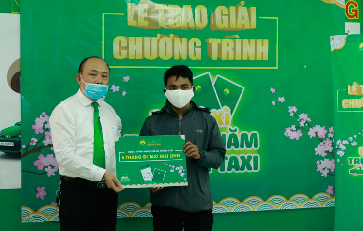 Ông Hồ Phụng Hoàng – Giám đốc Taxi Mai Linh vùng Tây Nguyên trao giải thưởng 6 tháng đi taxi miễn phí cho khách hàng 
